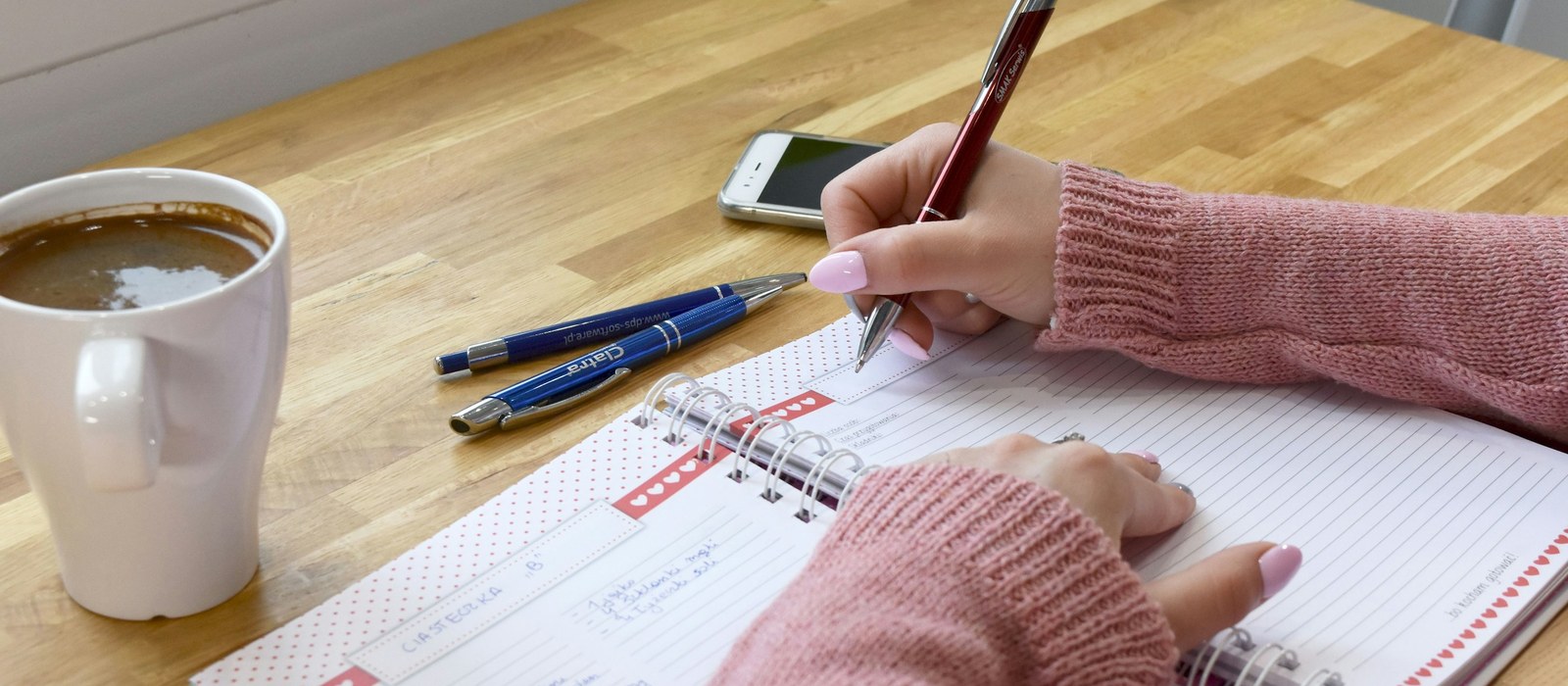 Des mains qui écrivent une lettre au stylo