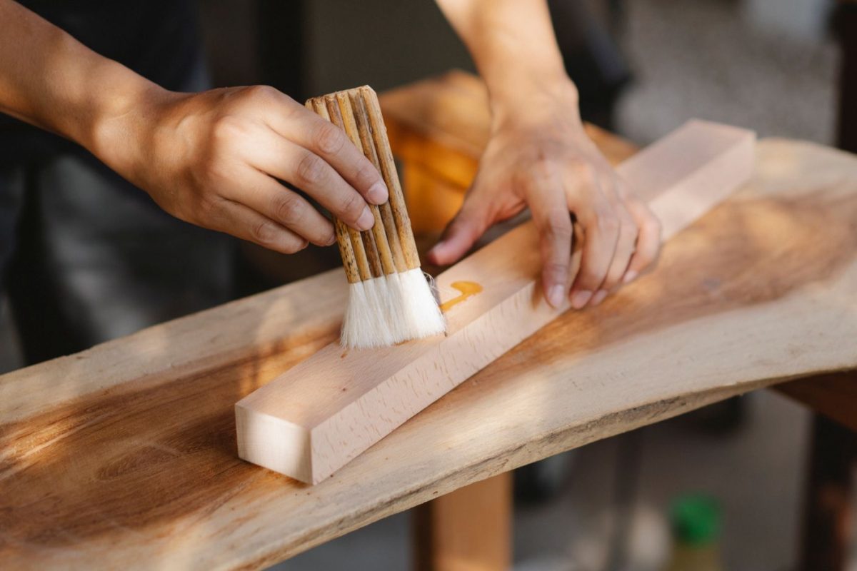 Choisir une huile d'entretien pour meubles en bois