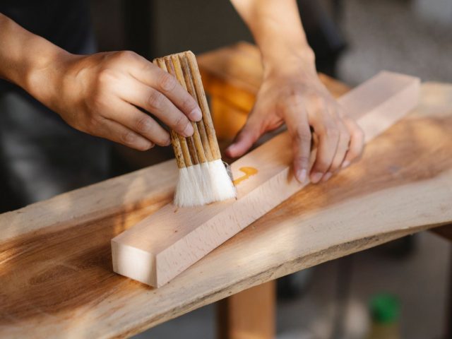 Choisir une huile d&rsquo;entretien pour meubles en bois