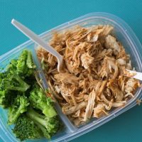 Boîte de repas avec brocoli et poulet effiloché, prête à emporter