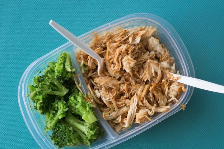 Boîte de repas avec brocoli et poulet effiloché, prête à emporter