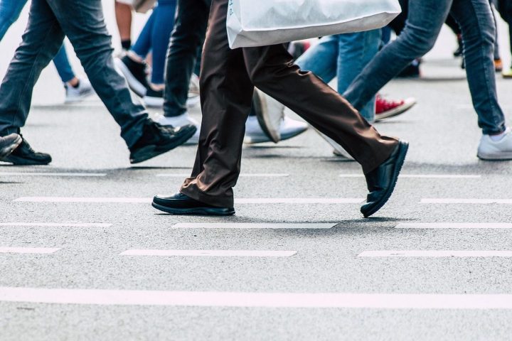 Jambes de piétons marchant sur un passage piéton