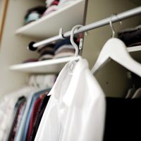 Intérieur de placard avec cintres, chemises et étagères de rangement
