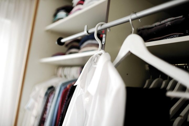 Intérieur de placard avec cintres, chemises et étagères de rangement