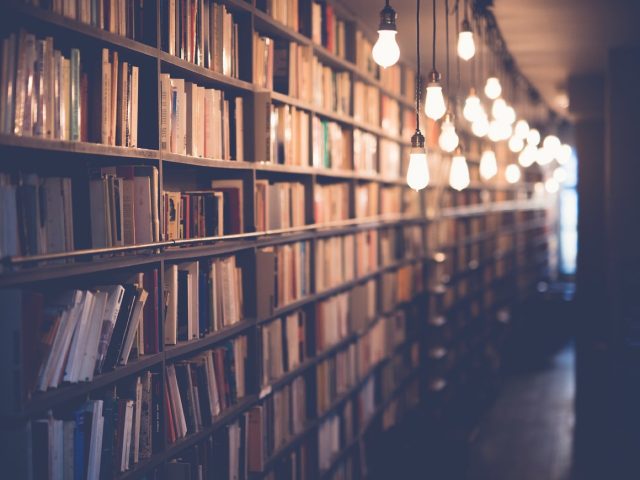 Ranger un placard en hauteur : astuces et classement pratique