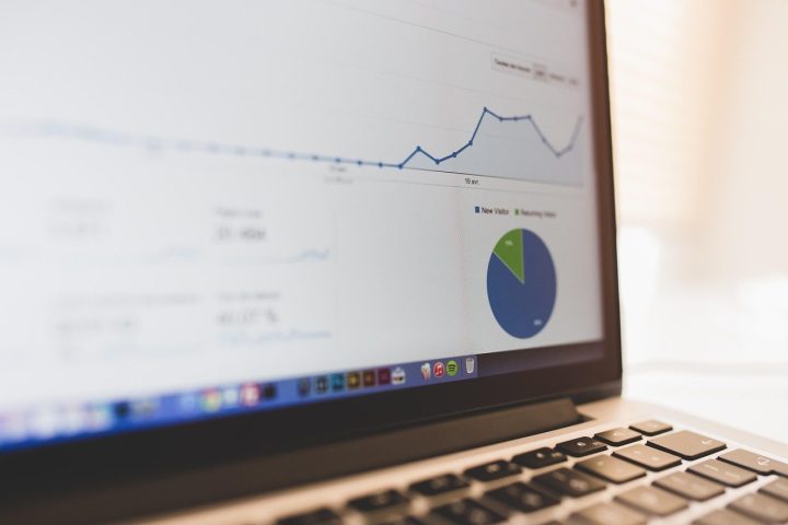 Écran d'ordinateur portable avec une courbe d'évolution et un graphique en secteurs