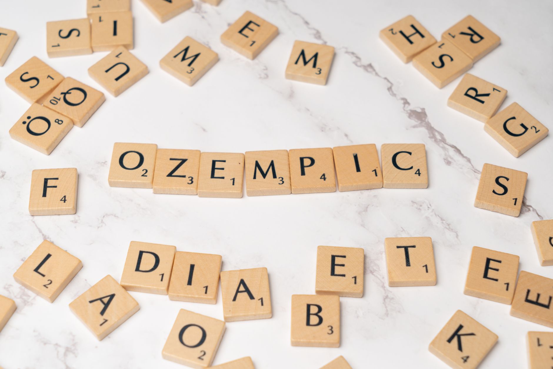 Vitamine K2 et langues romanes : vocabulaire santé osseuse