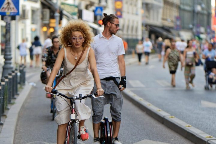 Cyclistes et piétons dans une rue du centre-ville