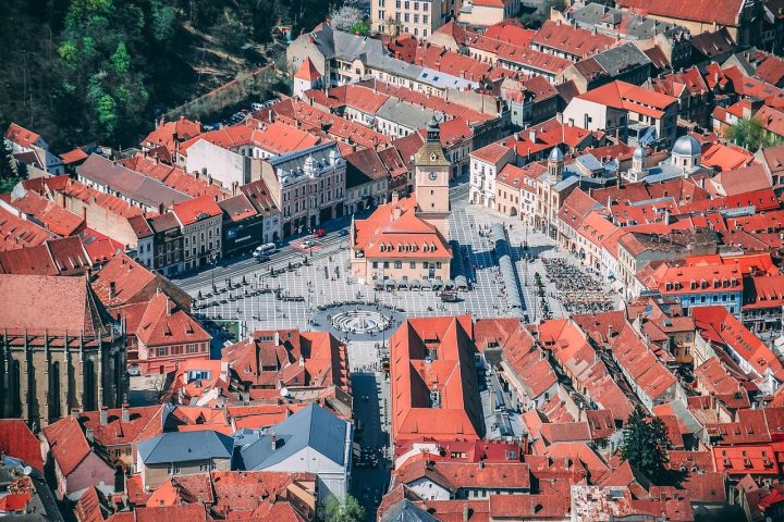 Vue aérienne de la vieille ville de Brașov, en Roumanie, avec ses toits rouges et sa place centrale
