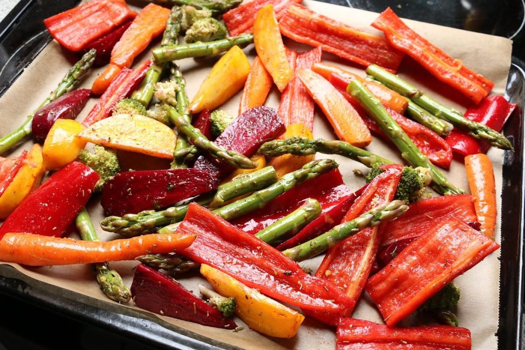 Plaque de légumes rôtis au four : poivrons, carottes et asperges