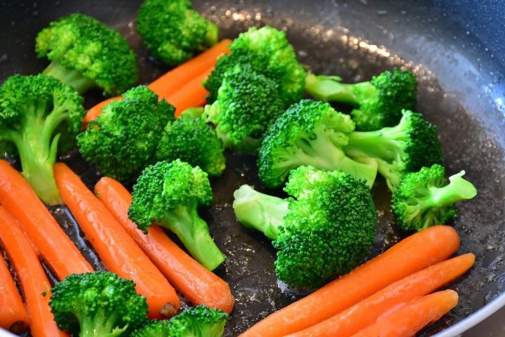 Brocolis et carottes en cours de cuisson dans une poêle