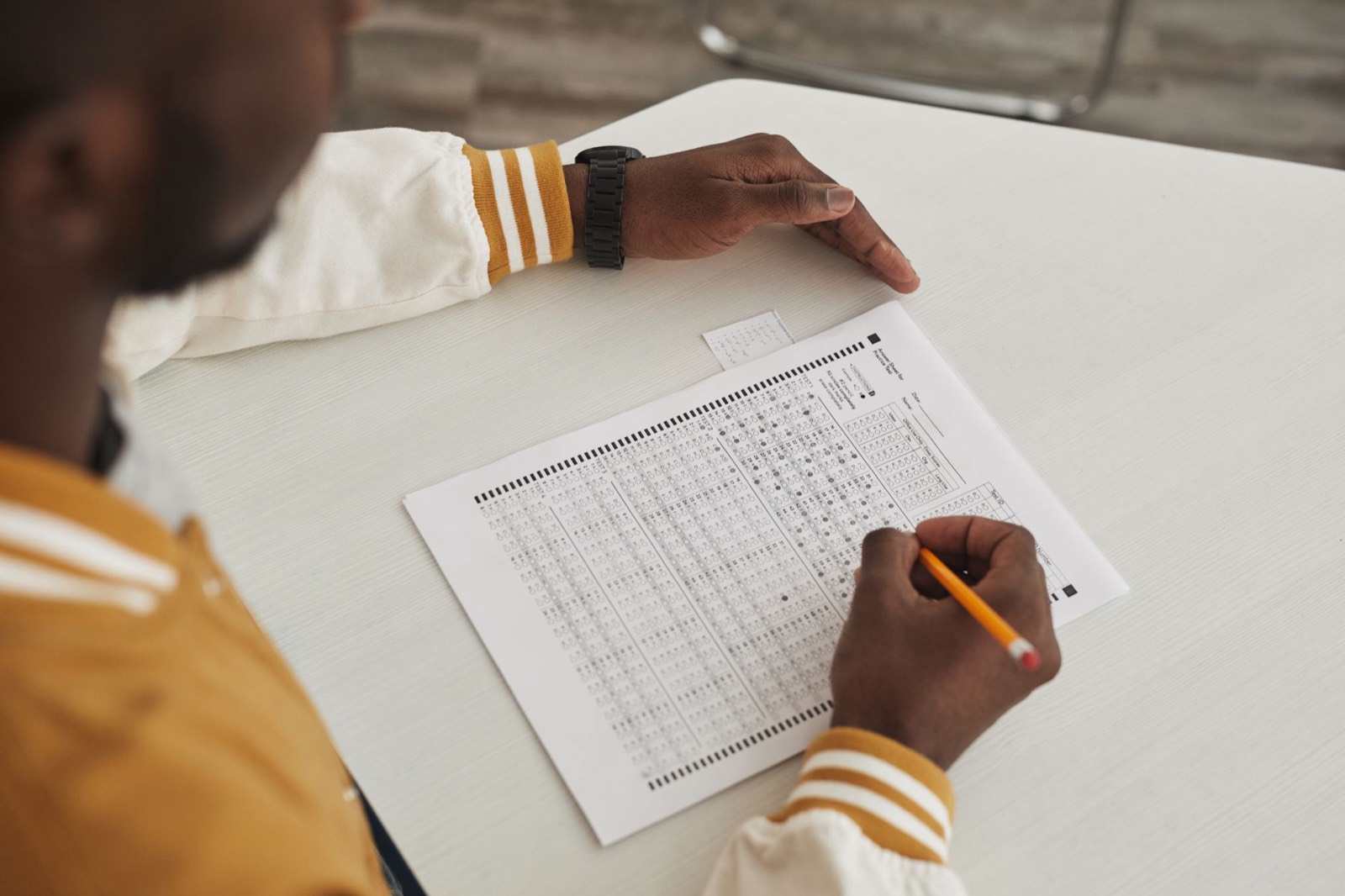 Salle d'examen avec feuilles de réponses posées sur les tables avant l'épreuve écrite de l'examen ÖSD B1
