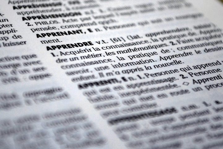 Page d'un dictionnaire français ouverte à l'article « apprendre »