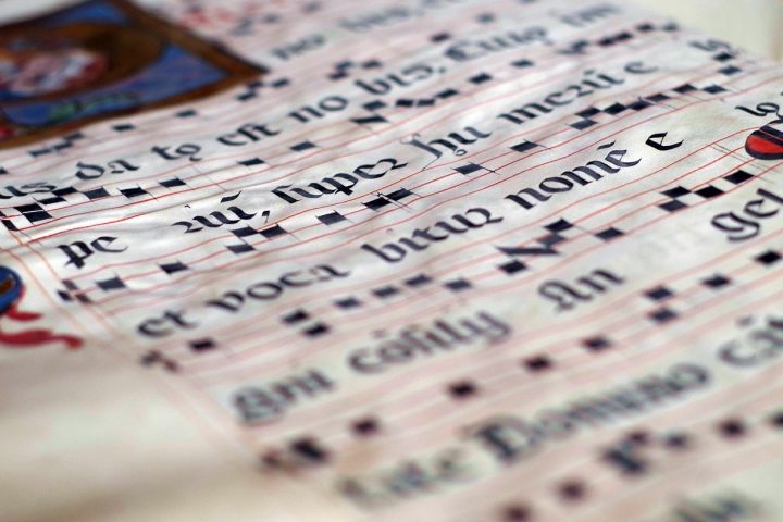 Manuscrit médiéval en écriture latine, page de chant avec lettrine enluminée