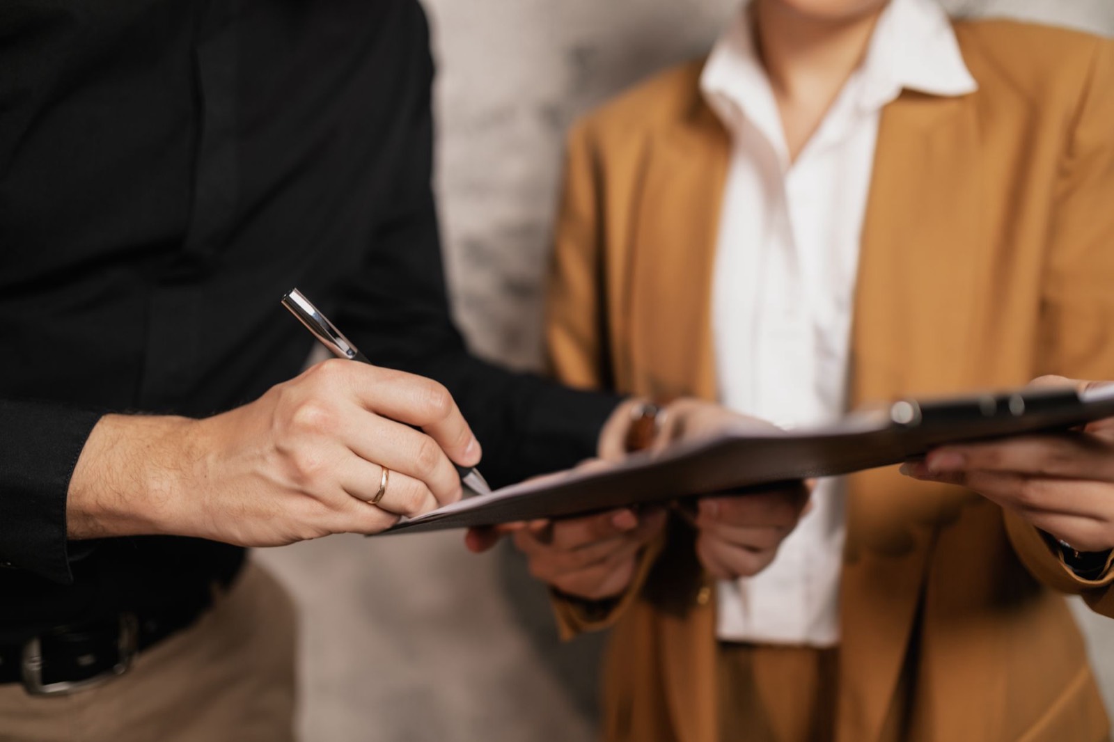 Apprenant signant une feuille d'émargement électronique sur une tablette en fin de cours