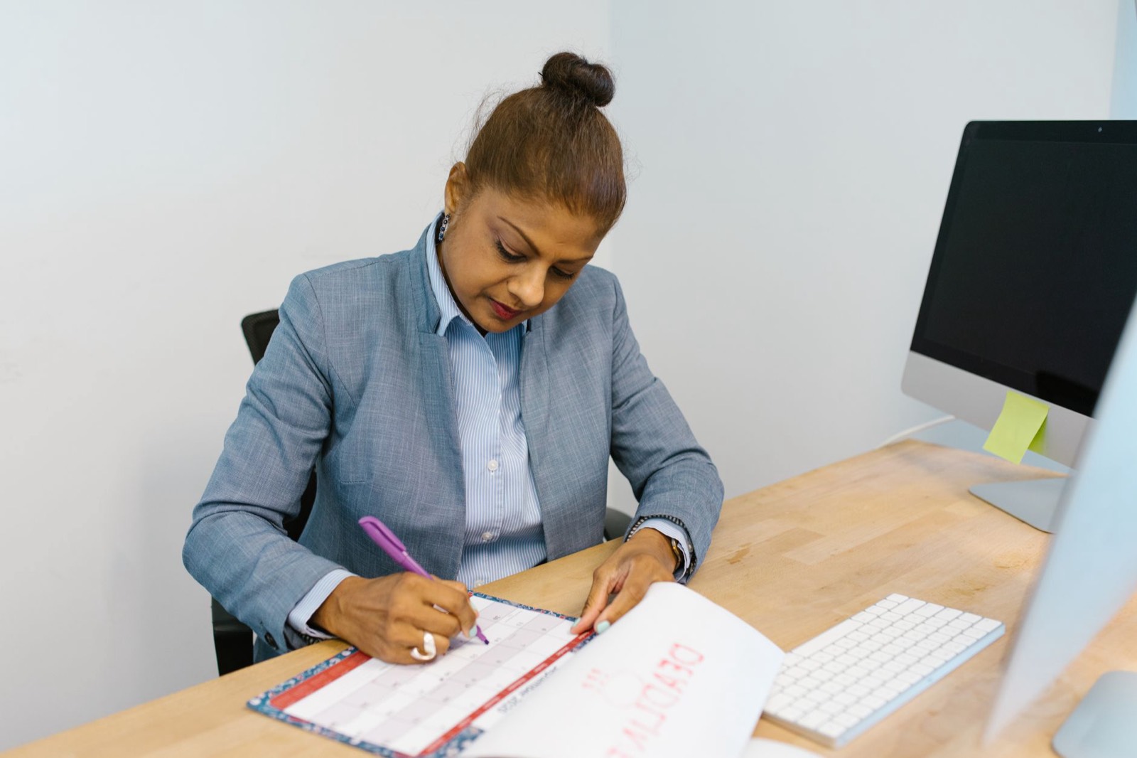 Bureau de formateur avec documents administratifs, agenda et calendrier des sessions