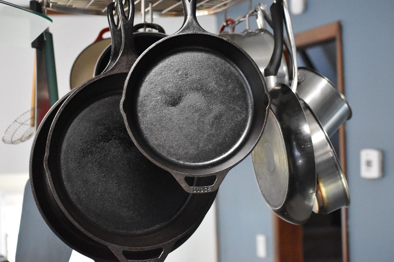 Poêle : inox, fonte, acier ou antiadhésif, comment choisir selon l’usage