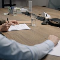 Contrats, statuts, Kbis : quand passer par un traducteur agréé en ligne