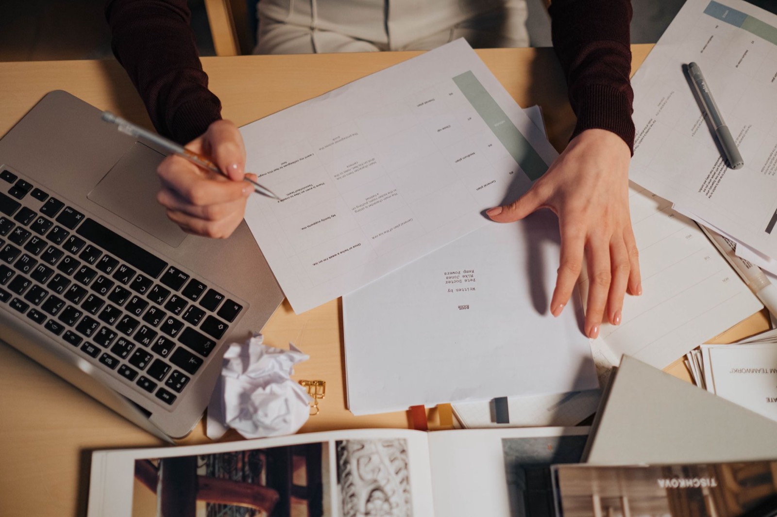Ordinateur portable et documents sur un bureau de traduction