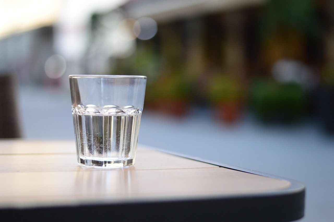 Hydratation : combien d’eau boire par jour selon les repères officiels
